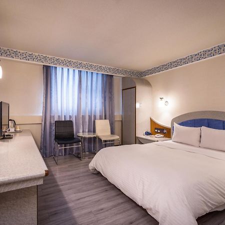 Golden Phoenix Hotel Kaohsiung Bagian luar foto