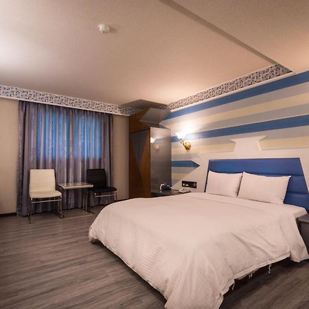 Golden Phoenix Hotel Kaohsiung Bagian luar foto
