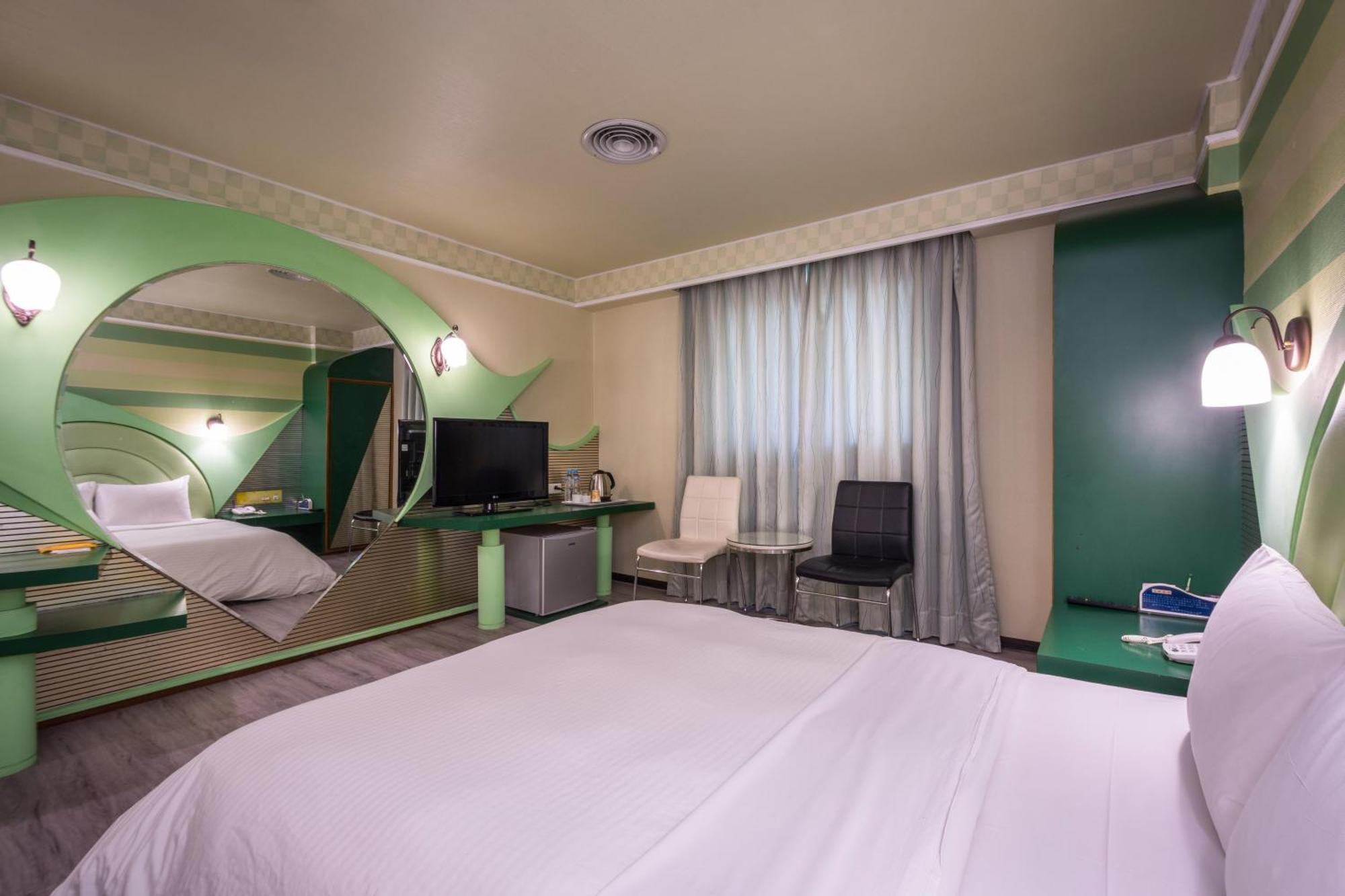 Golden Phoenix Hotel Kaohsiung Bagian luar foto