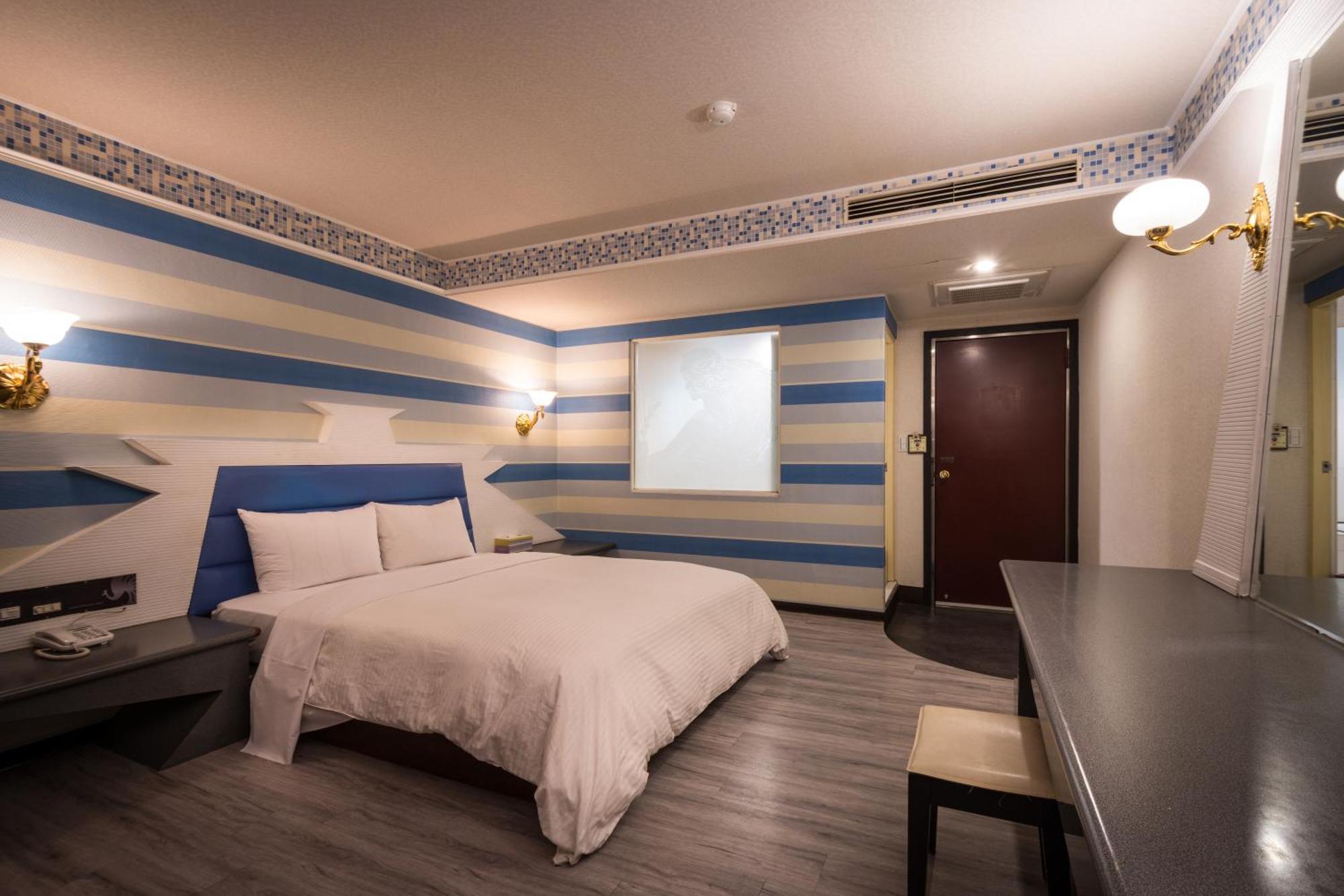 Golden Phoenix Hotel Kaohsiung Bagian luar foto