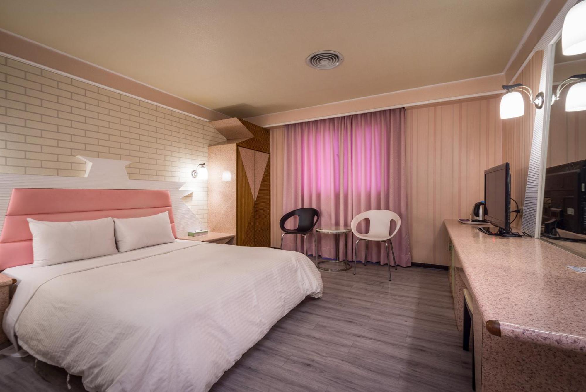 Golden Phoenix Hotel Kaohsiung Bagian luar foto