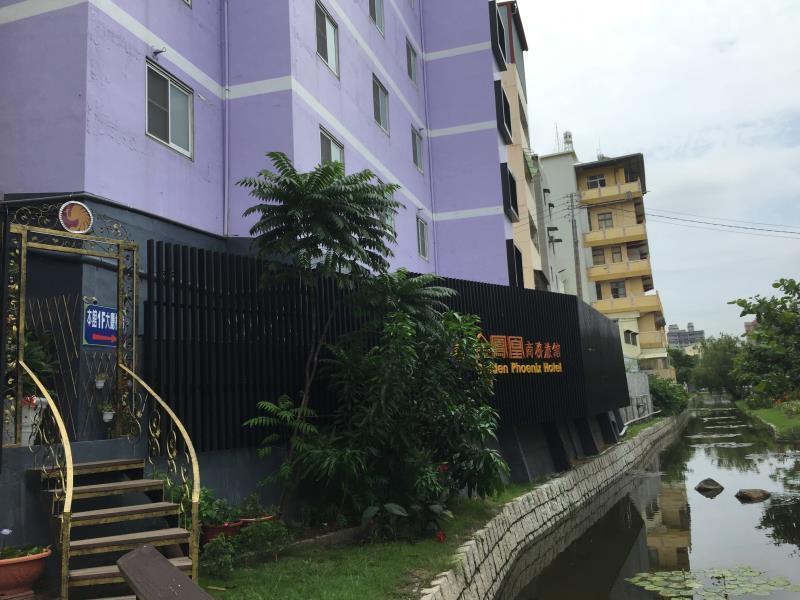 Golden Phoenix Hotel Kaohsiung Bagian luar foto