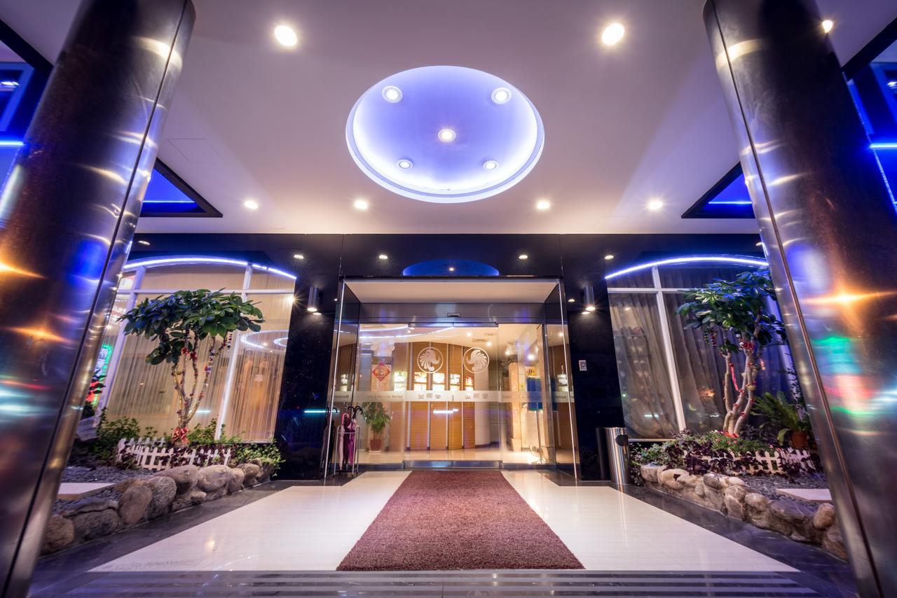 Golden Phoenix Hotel Kaohsiung Bagian luar foto