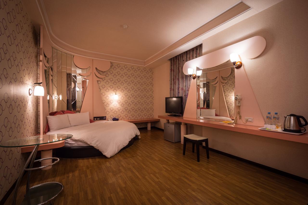 Golden Phoenix Hotel Kaohsiung Bagian luar foto