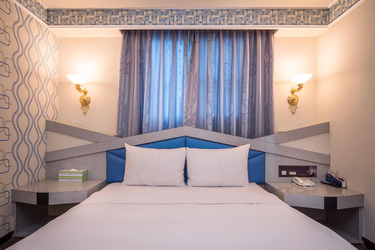 Golden Phoenix Hotel Kaohsiung Bagian luar foto