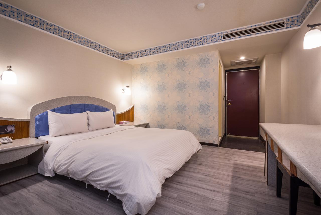 Golden Phoenix Hotel Kaohsiung Bagian luar foto