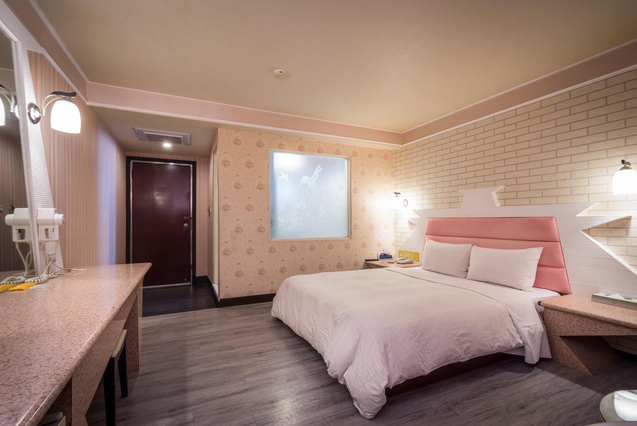 Golden Phoenix Hotel Kaohsiung Bagian luar foto