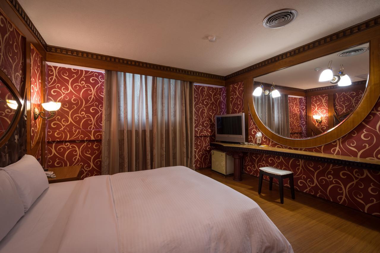 Golden Phoenix Hotel Kaohsiung Bagian luar foto
