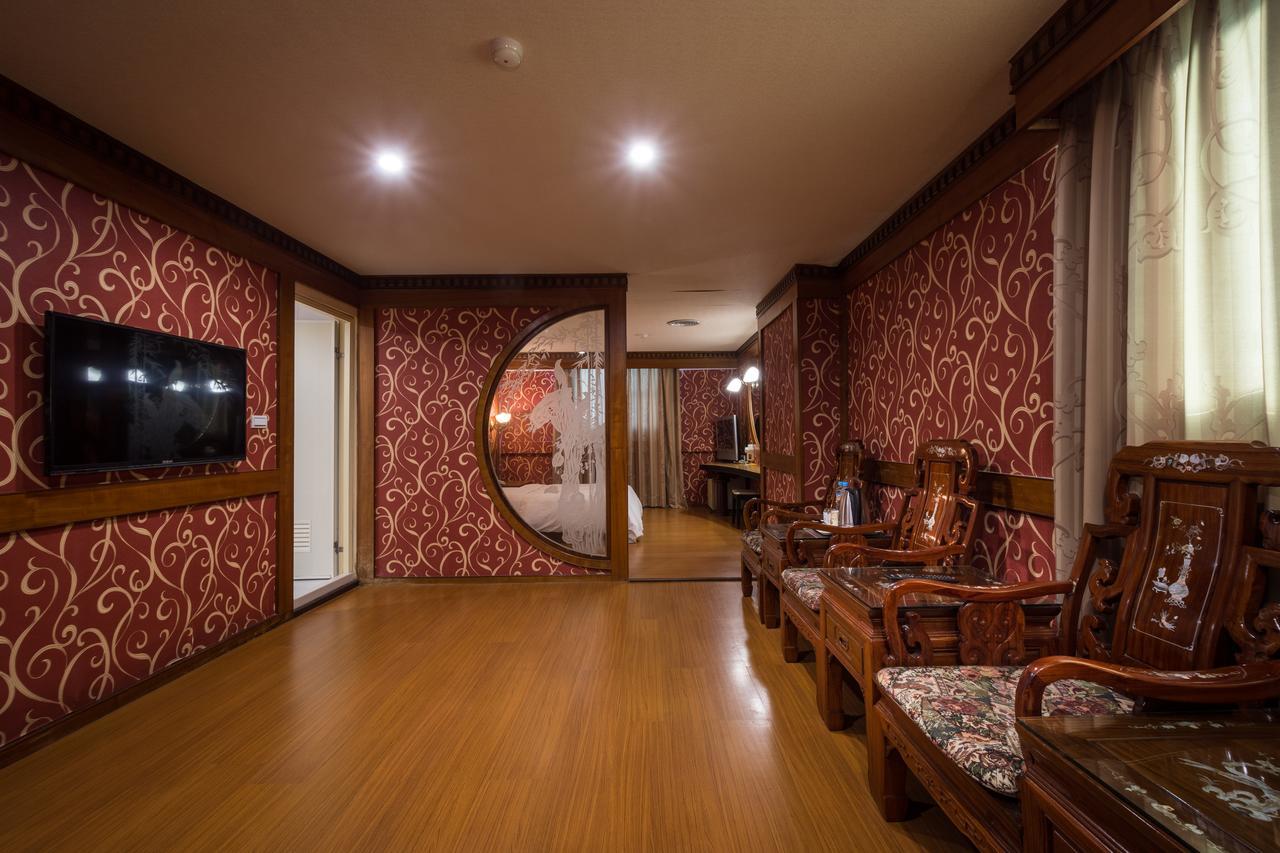 Golden Phoenix Hotel Kaohsiung Bagian luar foto