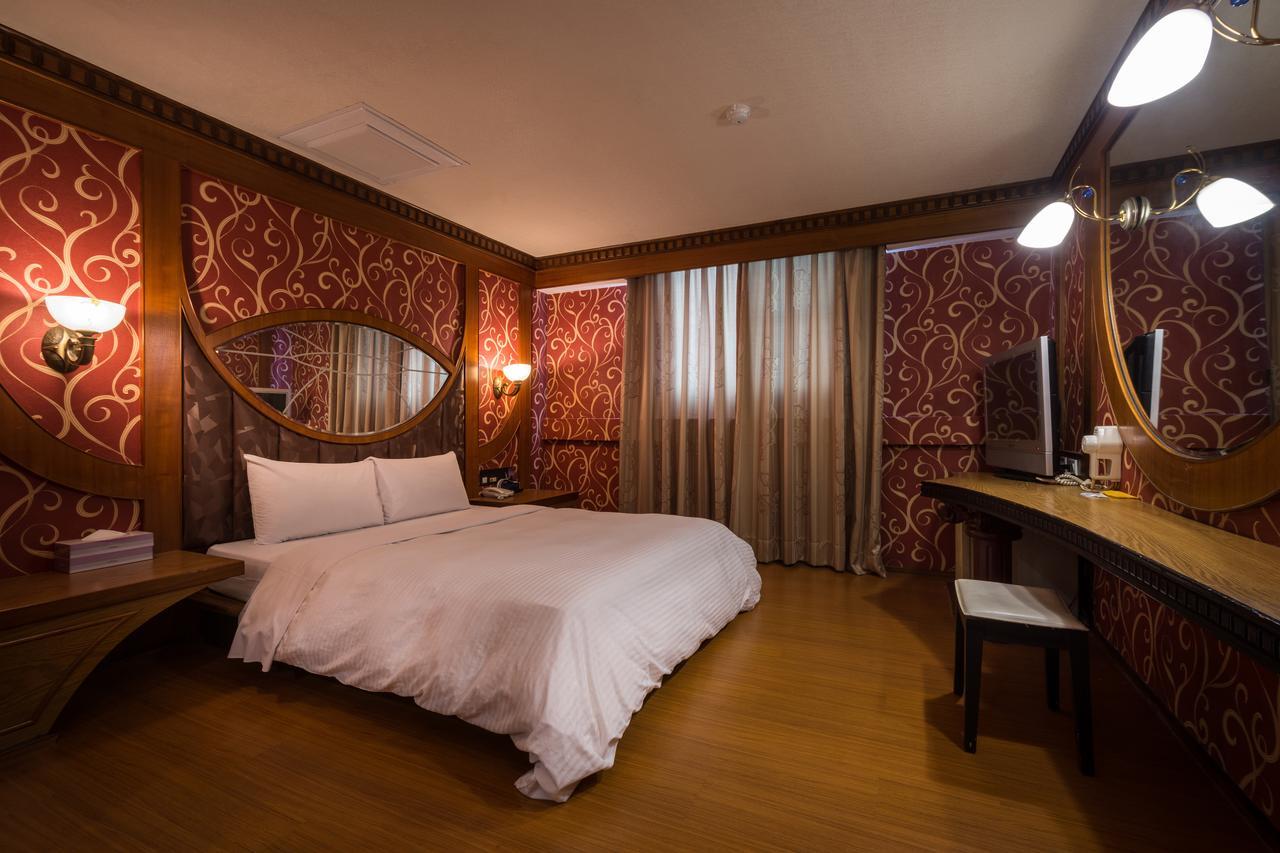 Golden Phoenix Hotel Kaohsiung Bagian luar foto