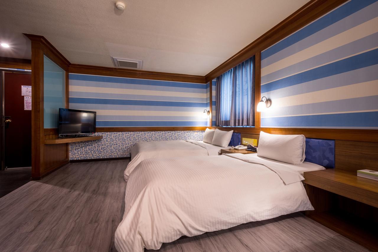 Golden Phoenix Hotel Kaohsiung Bagian luar foto