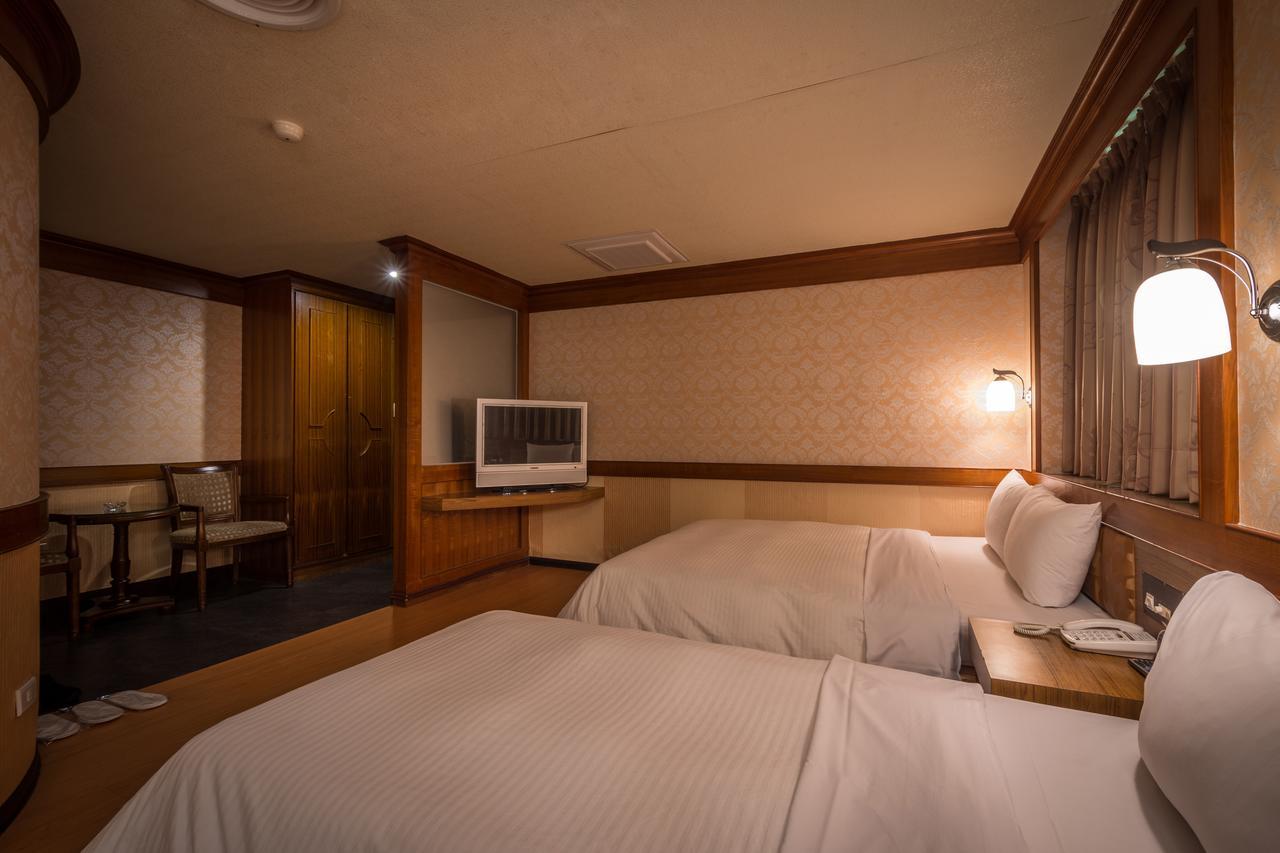 Golden Phoenix Hotel Kaohsiung Bagian luar foto