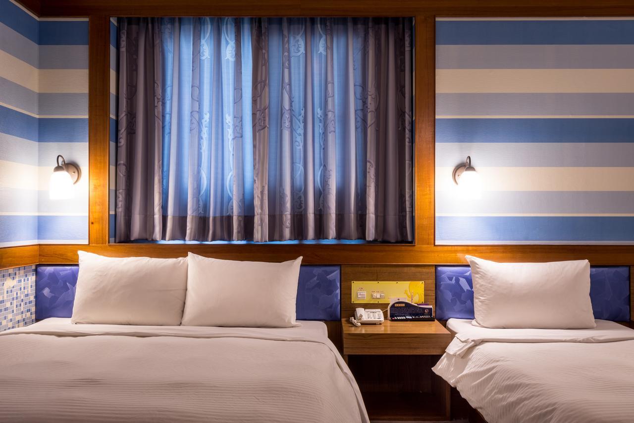 Golden Phoenix Hotel Kaohsiung Bagian luar foto