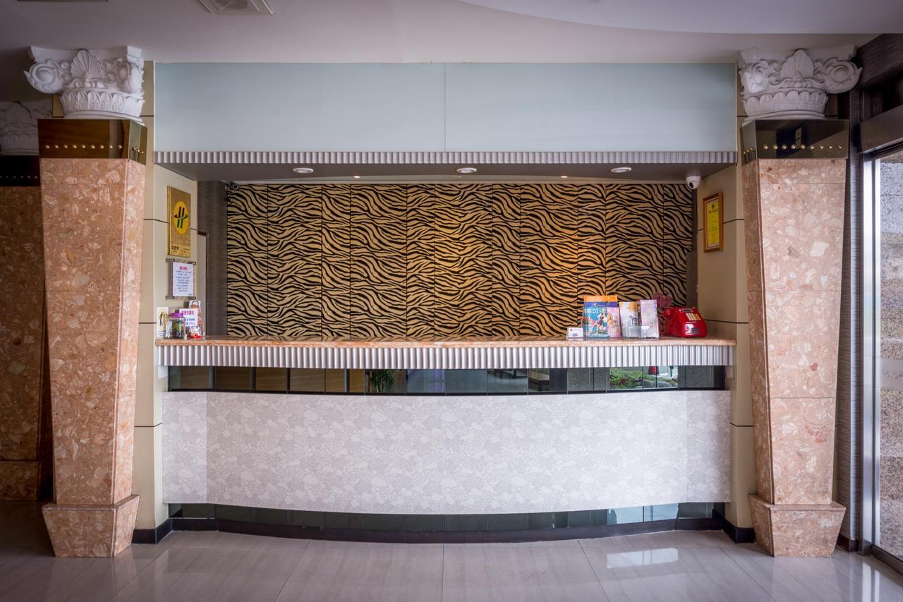 Golden Phoenix Hotel Kaohsiung Bagian luar foto