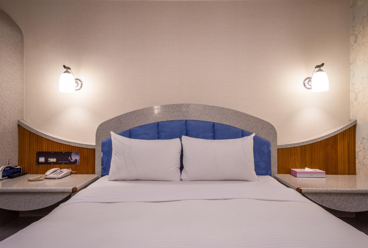 Golden Phoenix Hotel Kaohsiung Bagian luar foto