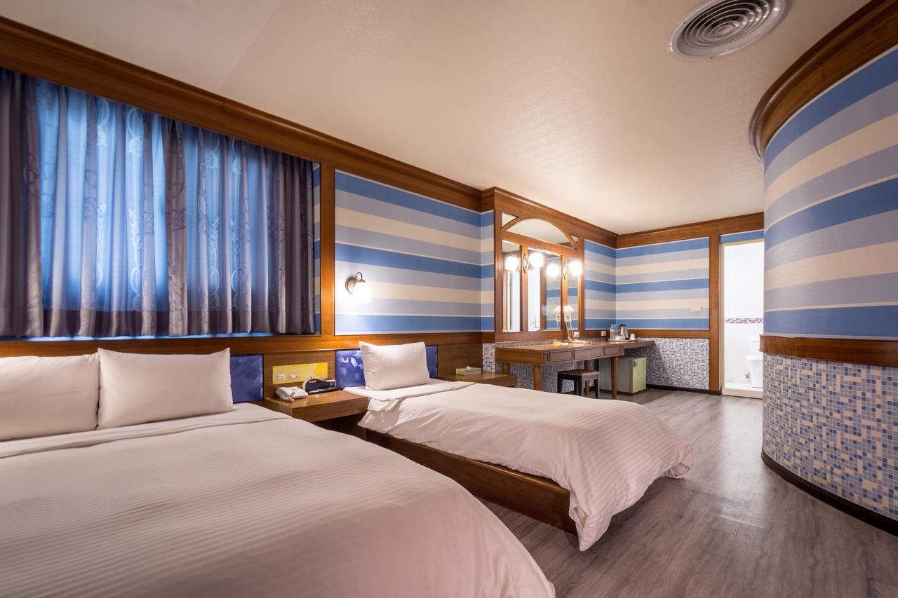 Golden Phoenix Hotel Kaohsiung Bagian luar foto