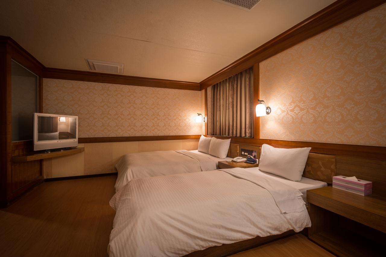 Golden Phoenix Hotel Kaohsiung Bagian luar foto
