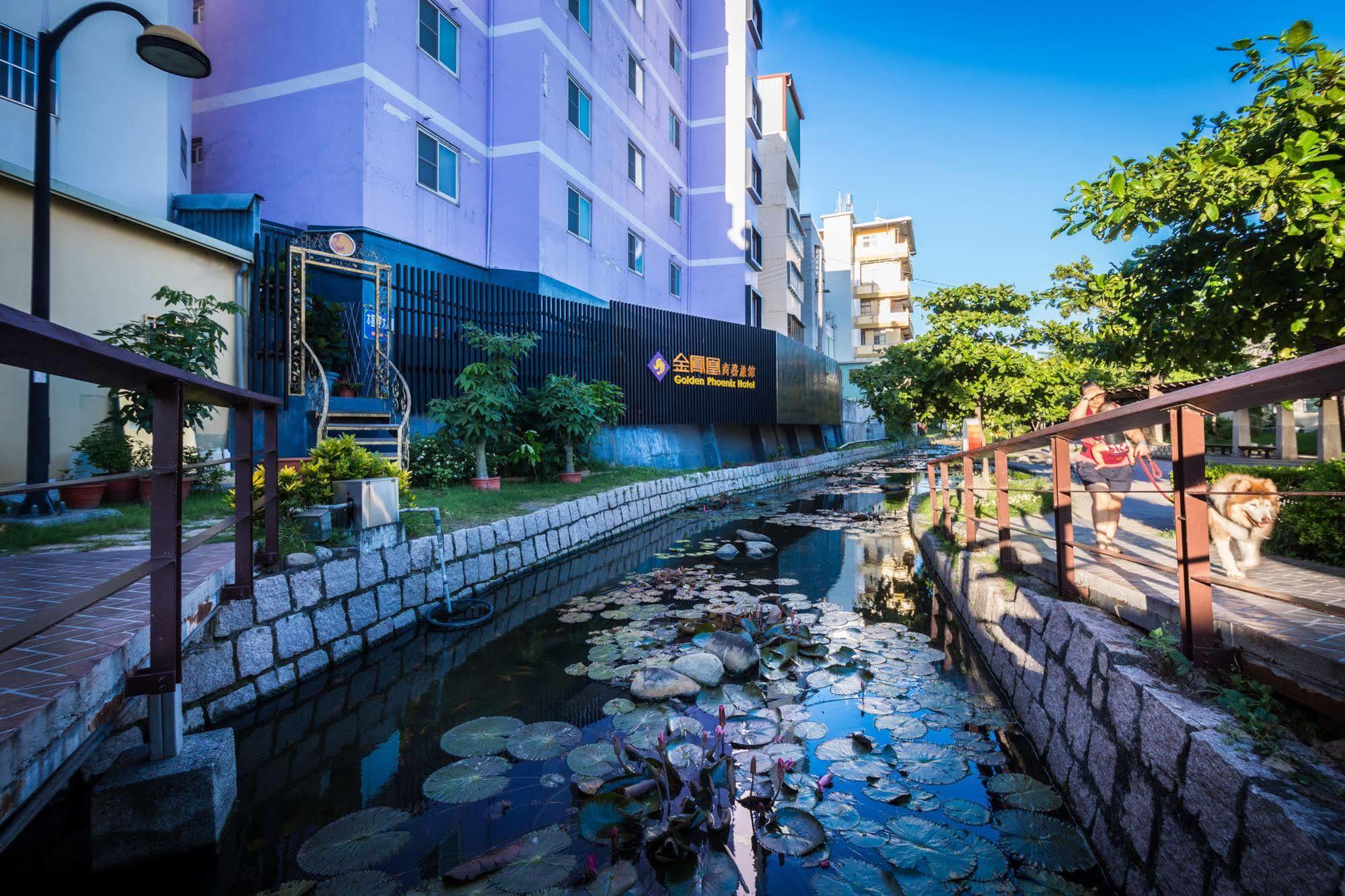 Golden Phoenix Hotel Kaohsiung Bagian luar foto