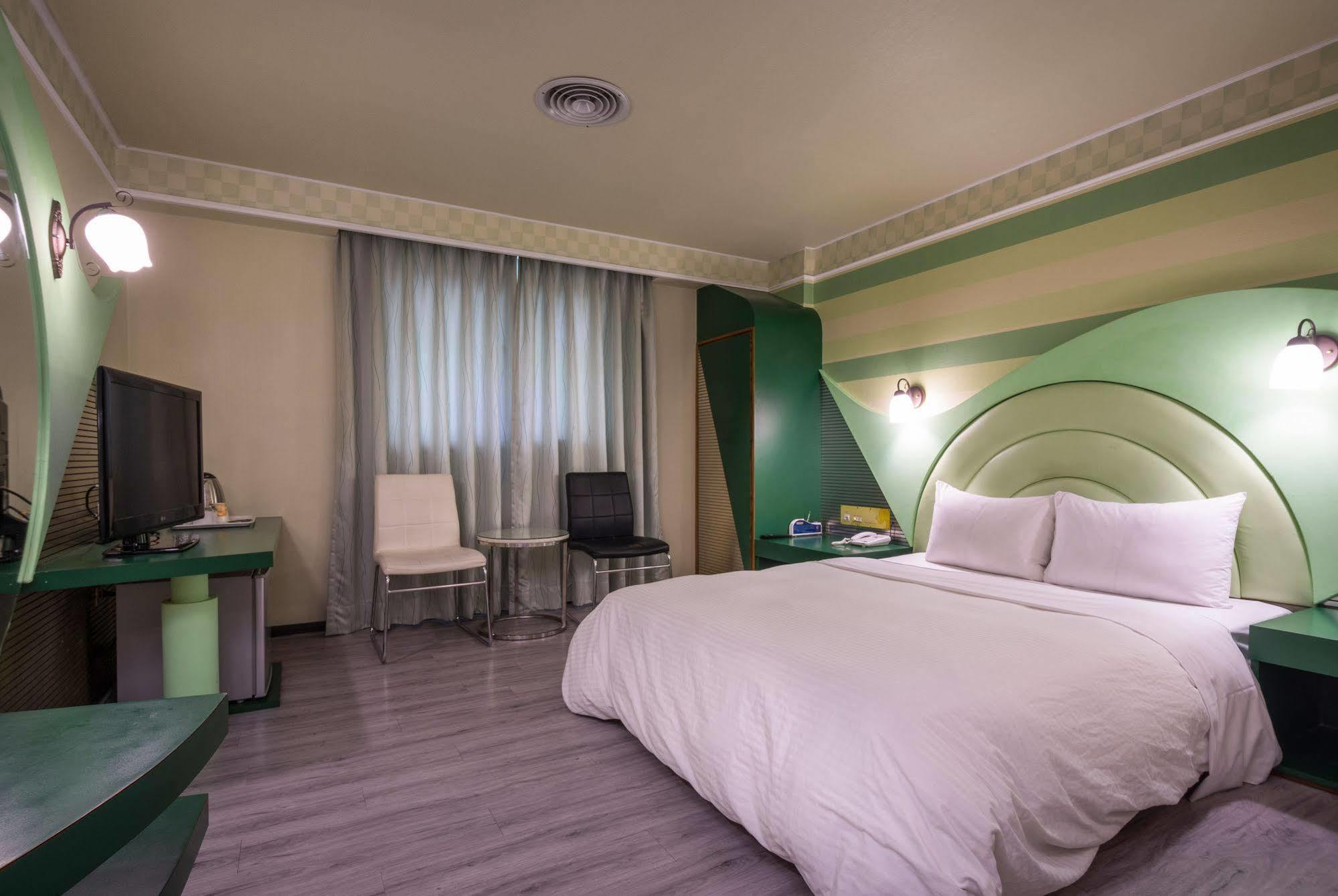 Golden Phoenix Hotel Kaohsiung Bagian luar foto